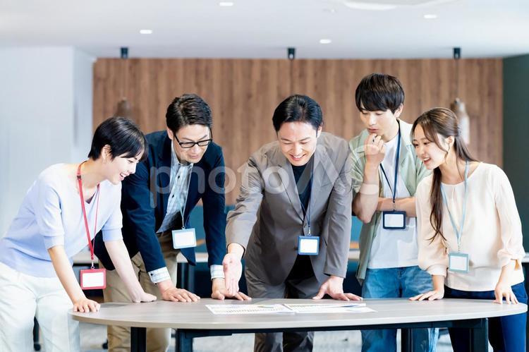 オフィスで働くビジネスパーソン ビジネスマン,ビジネスウーマン,笑顔の写真素材