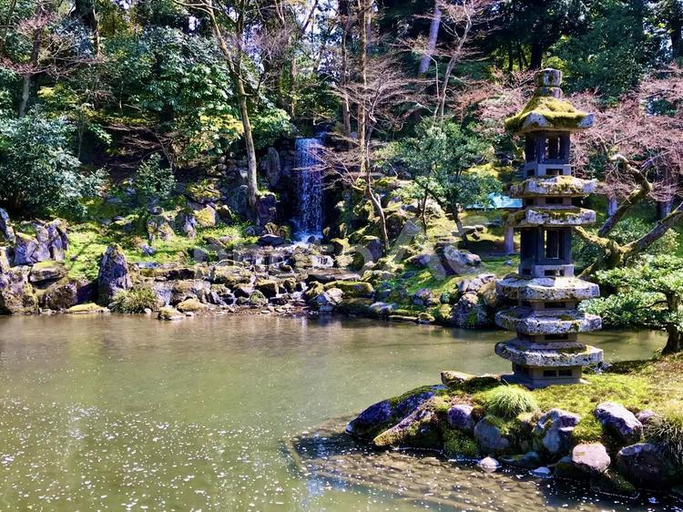 日本庭園の石塔と滝 日本庭園,滝,石塔の写真素材