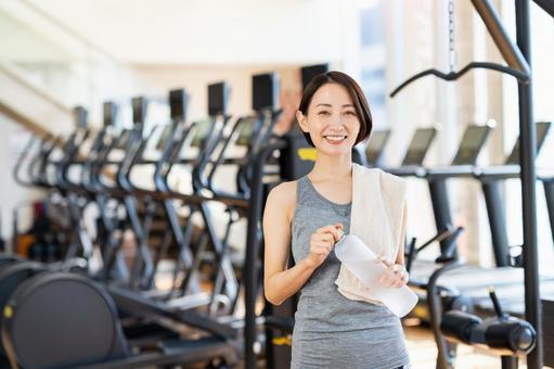 ジムでトレーニングするミドルの女性 ジム,フィットネス,トレーニングの写真素材