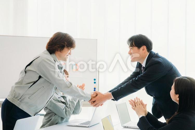 握手するスーツ姿の男性（契約） ビジネス,握手,工場の写真素材