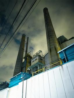 工場夜景、見上げる煙突 工場,煙突,産業施設の写真素材