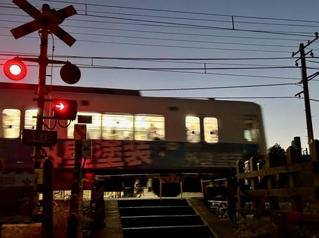 赤信号が光る夜の踏切と電車 夜,夜景,踏切の写真素材