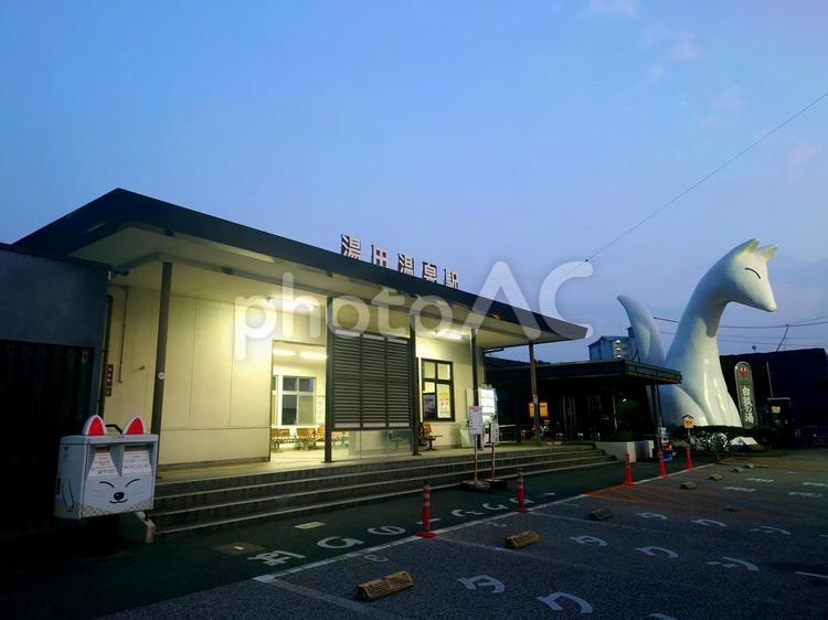 JR西日本「湯田温泉駅」夜駅舎・白狐像 湯田温泉駅,駅舎,駅の写真素材