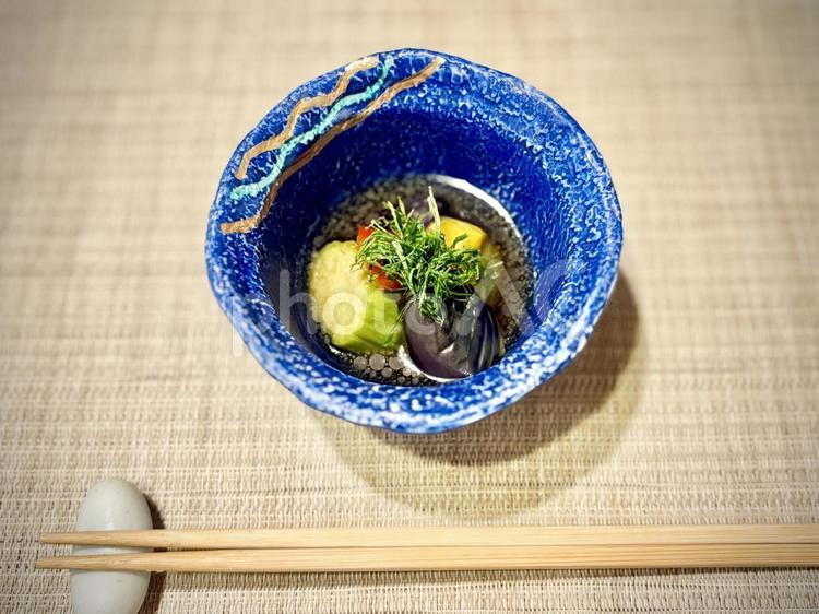 青い食器に盛られたナスの煮浸し 食べ物,食事,料理の写真素材
