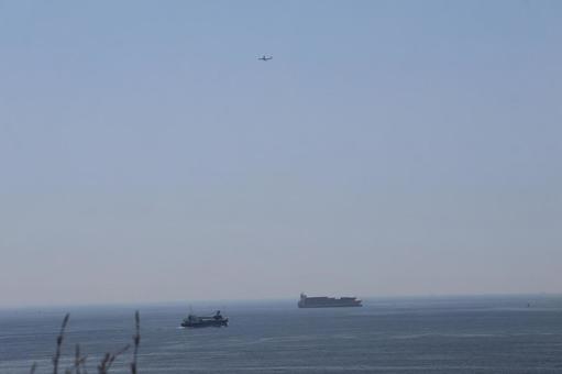 大型船舶と海と水平線と青空の風景 大型船舶と海と水平線と青空の風景 大型,船舶,海の写真素材