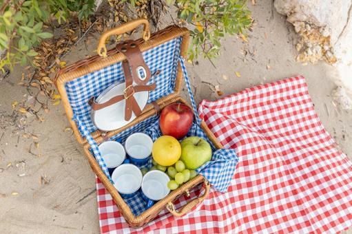 上から見たフルーツの入ったバスケット ピクニックバスケット,フルーツ,ぶどうの写真素材