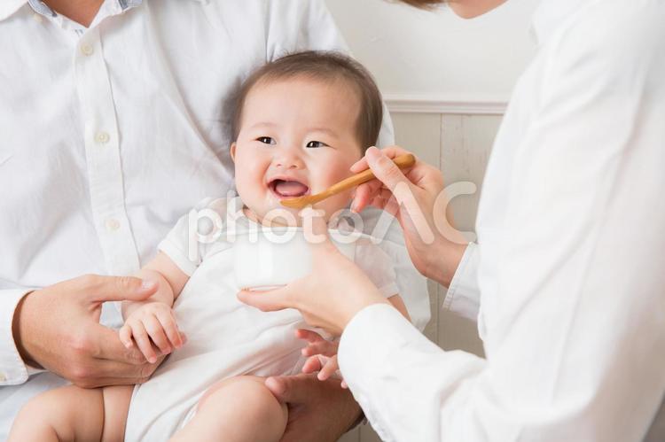 離乳食を食べる赤ちゃん（笑顔） 離乳食,赤ちゃん,食べるの写真素材