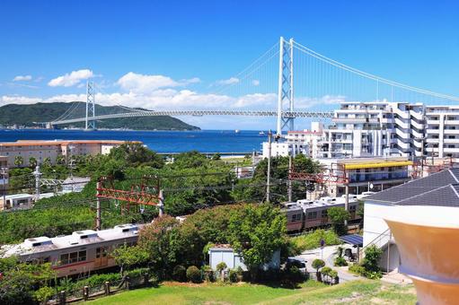 五色塚古墳の墳丘から見る明石海峡大橋 五色塚古墳の墳丘から見る明石海峡大橋 神戸市垂水区,前方後円墳,明石海峡大橋の写真素材