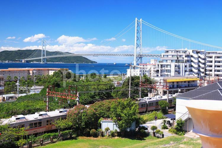 五色塚古墳の墳丘から見る明石海峡大橋 神戸市垂水区,前方後円墳,明石海峡大橋の写真素材