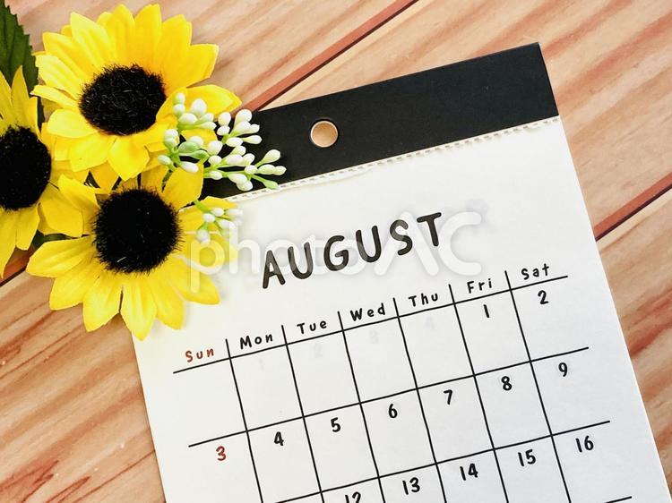 8月カレンダーと向日葵（木目調） 8月,カレンダー,向日葵の写真素材