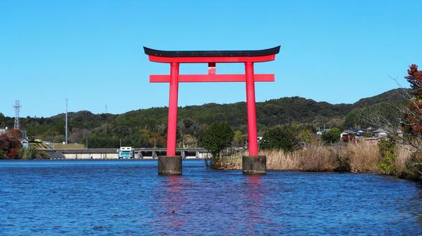秋の亀山湖・湖面に浮かぶ鳥居（君津市） 秋,亀山湖,水天宮の写真素材