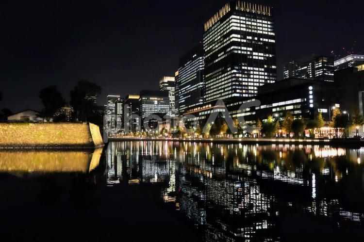 水面に映り込む東京の夜景　 クリスマス,イルミネーション,水面の写真素材