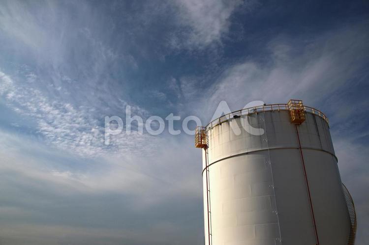 タンクのある風景 タンク,空,雲の写真素材