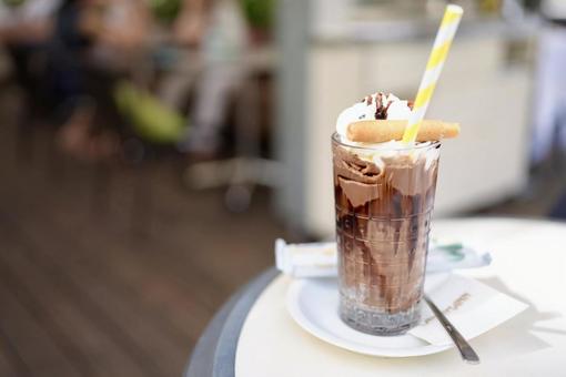 アイスチョコレートドリンクのあるひととき アイスチョコレートドリンクのあるひととき アイスチョコレートドリンク,チョコレート,カフェの写真素材