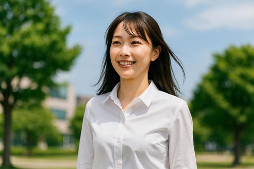青空の下で笑顔の女性 青空の下で笑顔の女性の写真