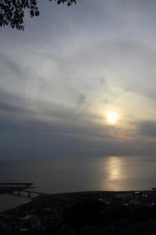愛媛県長浜黒田から見た夕日 愛媛県長浜黒田から見た夕日の写真