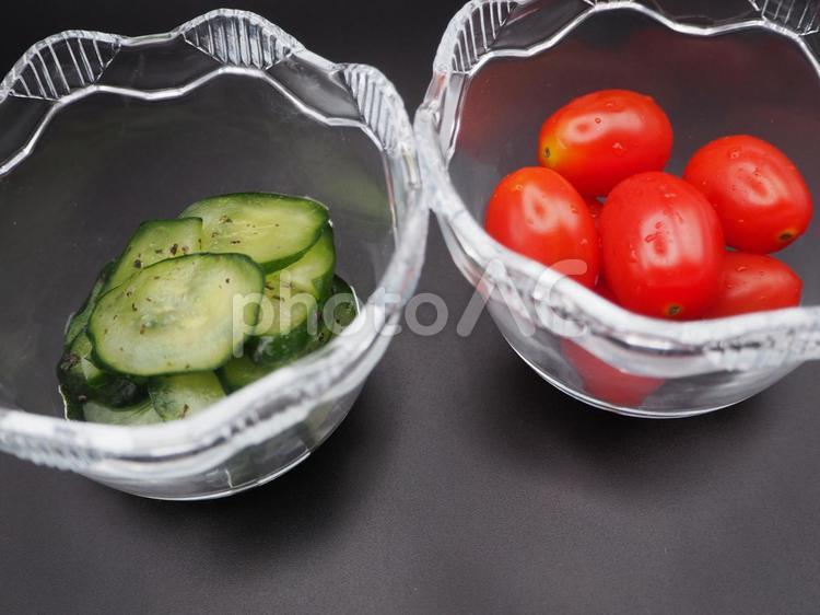 きゅうりとトマト 野菜,夏,夏野菜の写真素材
