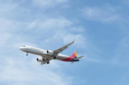福岡空港夏空への降下飛行 福岡空港夏空への降下飛行の写真