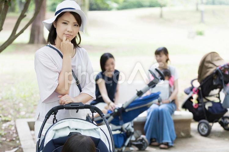 ママ友　母親　育児　仲間入り ママ友,公園,男性の写真素材