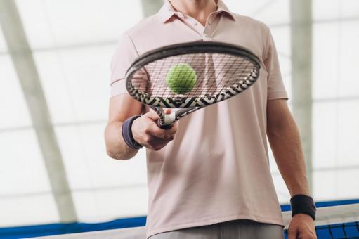 下から見上げた男性テニス選手の構え テニス,ラケット,ボールの写真素材