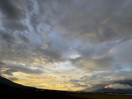 雲 雲,空,明け方の写真素材
