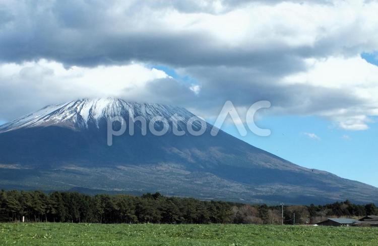 雲が幾重にも富士山の頂上を丸く囲む 富士山,冬,雪の写真素材