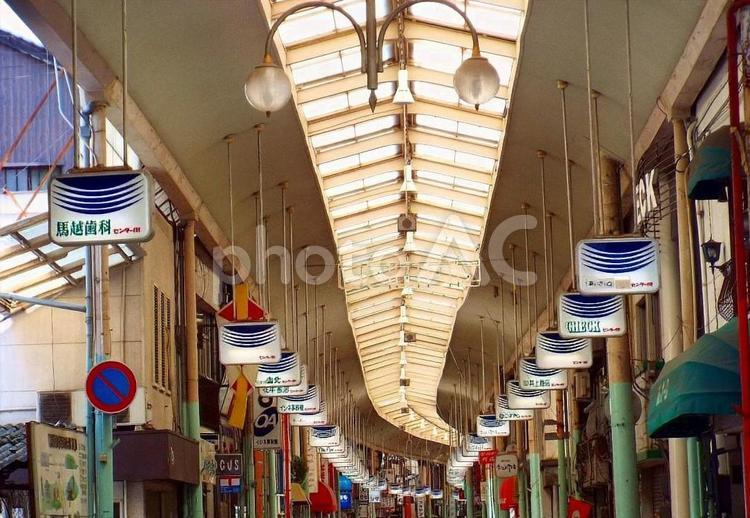 【風景写真】商店街の風景 商店街,商店,アーケードの写真素材