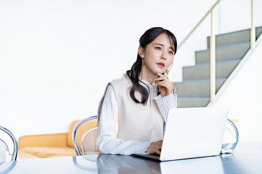 パソコン仕事をする女性 女性,ノートパソコン,パソコンの写真素材