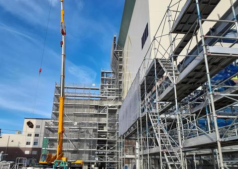 工事現場 クレーン車,足場,ネットの写真素材