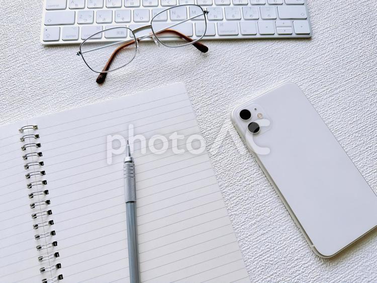 ビジネス　スマホとノートとパソコン ビジネス,スマホ,パソコンの写真素材