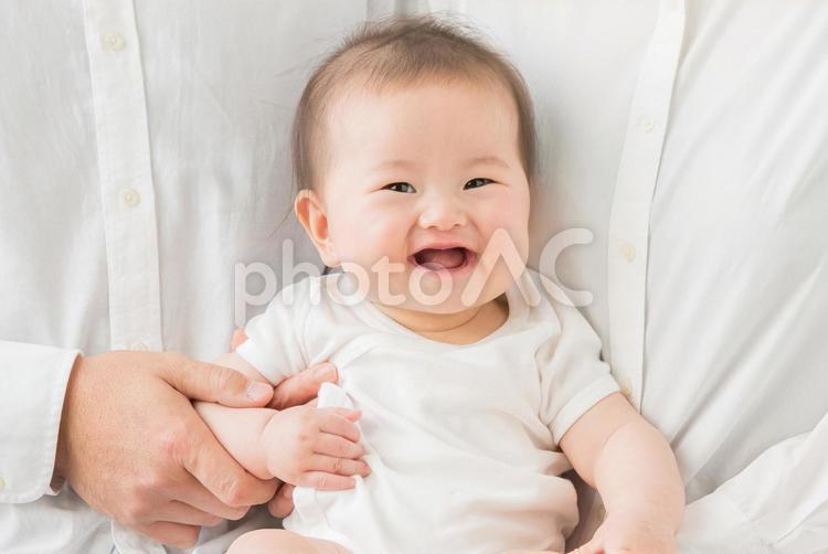両親に抱かれる赤ちゃん（笑顔） 赤ちゃん,夫婦,両親の写真素材