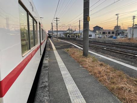 Train and platform, JPG Train and platform, JPG