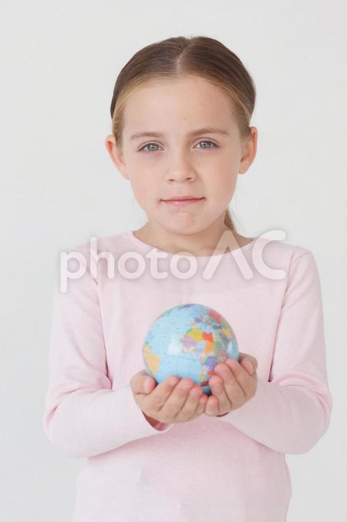 地球の模型を持つ女の子1 子供,女の子,外国人の写真素材