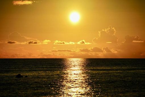与那覇前浜の美しい夕焼け 与那覇前浜,宮古島,沖縄の写真素材
