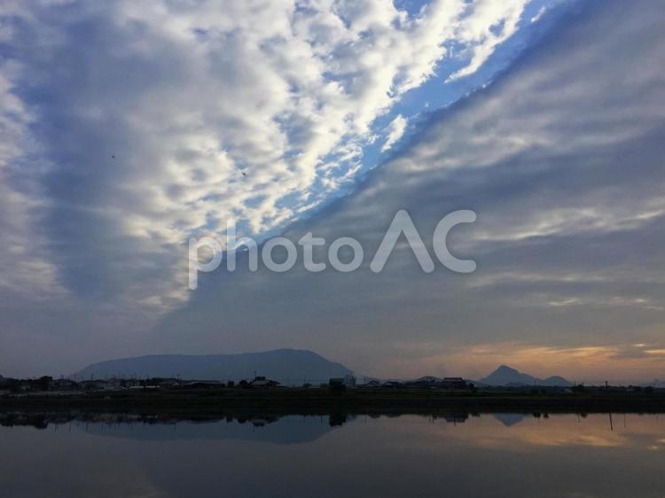 夕焼け 田舎 町並みと山 夕焼け 田舎 町並みと山 夕暮れ,夕陽,太陽の写真素材