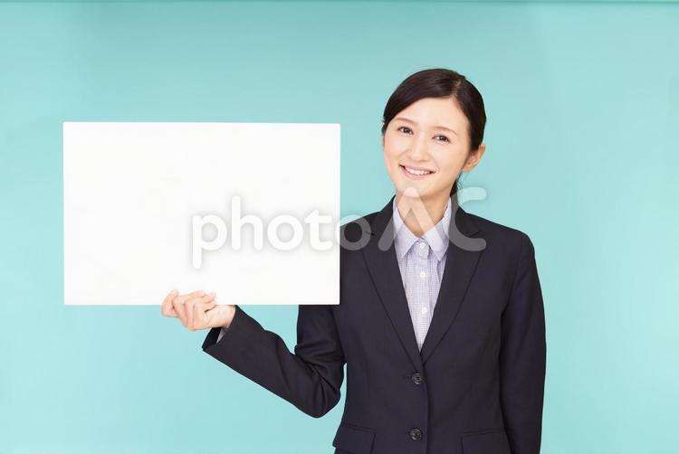ホワイトボードを持つ笑顔のビジネスウーマン 女性,ビジネスウーマン,女の写真素材