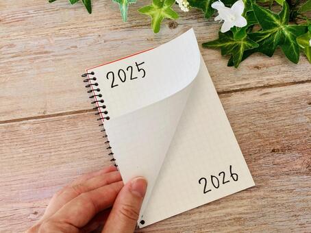 2025→2026、ノートをめくる手元 2025,2026,年末年始の写真素材