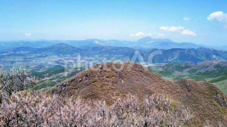 九州の百名山・くじゅう連山をハイキング 久住山,晴れ,山並の写真素材