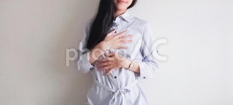 ときめく女性(横長) 女性,ときめく,安心の写真素材