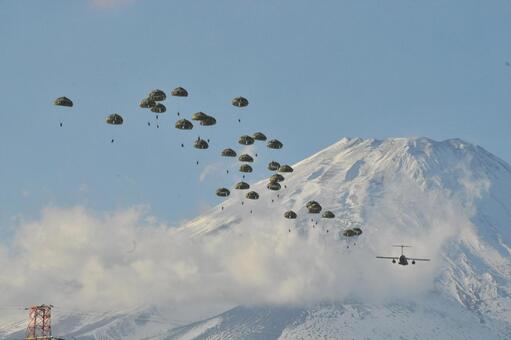 空挺隊降下訓練 富士山,空挺隊,cー2輸送機の写真素材