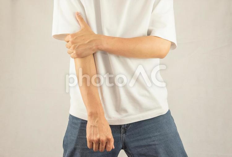 肘を抑える男性 肘,肘痛,痛いの写真素材