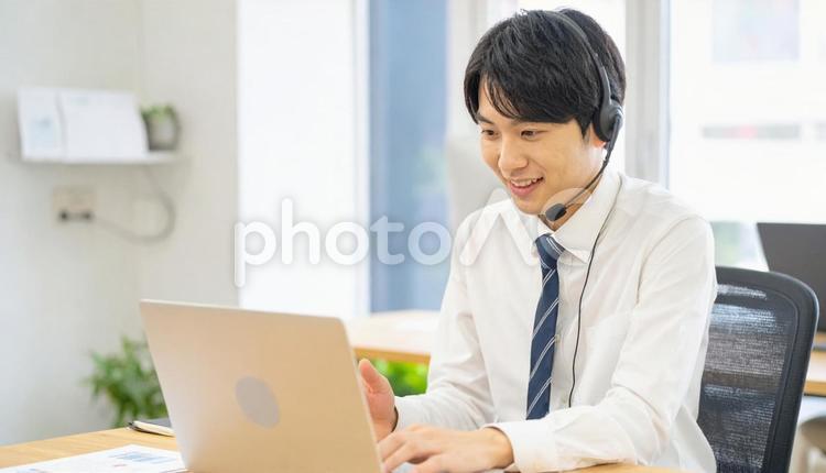 笑顔でリモートワークをするビジネス男性 男性,オンライン,ミーティングの写真素材