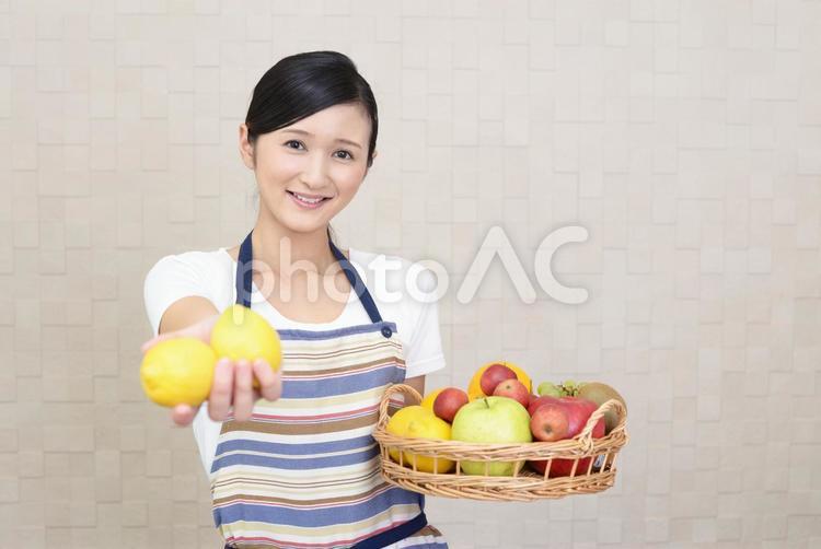 果物を持つ笑顔の女性 女性,女,オレンジの写真素材