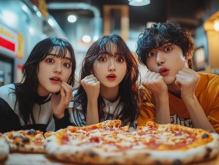 ピザパーティをする若者達 ピザパーティをする若者達の写真