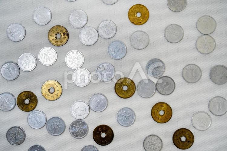 1円と5円が散らばる お金,1円玉,5円玉の写真素材