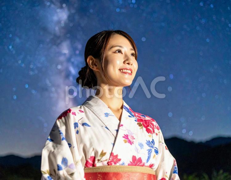 浴衣の彼女と天の川 女性,浴衣,夕涼みの写真素材