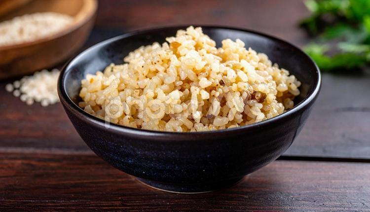 炊きたての雑穀米ご飯が入った茶碗 雑穀米,ご飯,米の写真素材