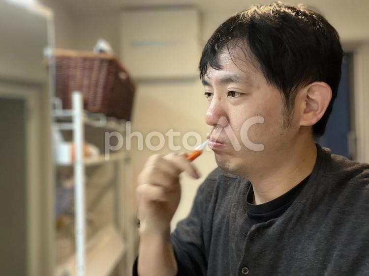 眠そうに歯を磨く男性　251223 歯磨き,歯ブラシ,男性の写真素材