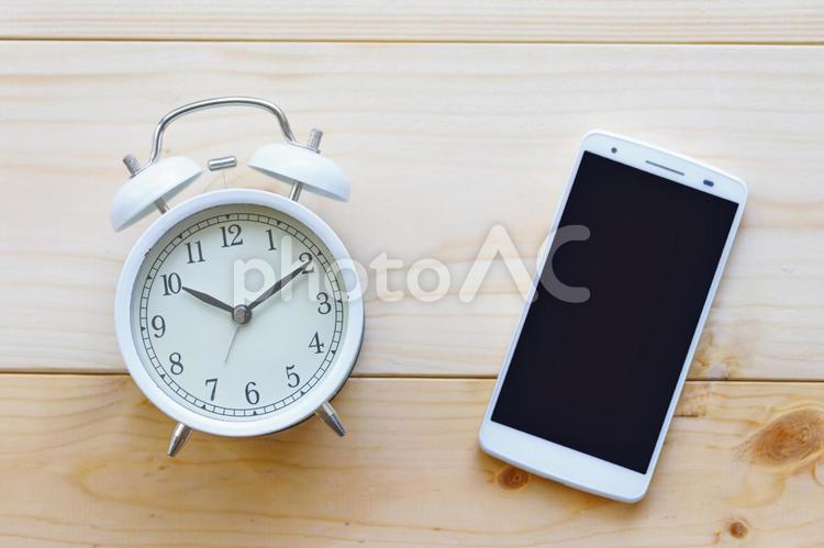 スマートフォンと目覚まし時計 スマホ,スマートフォン,格安スマホの写真素材
