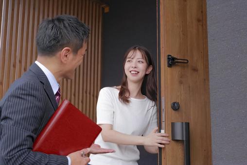 モデルハウスの案内をするスタッフと女性 モデルハウスの案内をするスタッフと女性 住まい探し,物件探し,家探しの写真素材